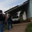 Vídeo: dupla suspeita de atirar na cabeça de menina de 10 anos é presa no Paraná; polícia procura foragido