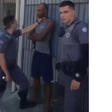 PM afasta policiais após abordagem com spray de pimenta em homem negro imobilizado