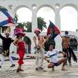 Grupo faz teatro gratuito e interativo nas ruas do RJ