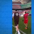 Luva de Pedreiro marca gol no San Siro e fuma charuto com Ibrahimovi; veja o vídeo