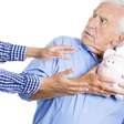 Aposentados e pensionistas do INSS são surpreendidos com BLOQUEIO no pagamento; entenda
