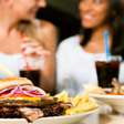 Beber durante as refeições engorda? Nutricionista explica polêmica