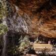 Altar em gruta com cachoeira é cenário de casamentos intimistas