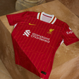 Liverpool lança nova camisa em homenagem a feito histórico