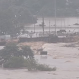 Balsa colide com ponte após enchente do Rio Taquari no RS; veja