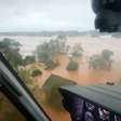 Imagens tristes! Helicóptero do Paraná chega ao Rio Grande do Sul e ajuda no resgate de pessoas ilhadas