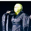 Madonna ensaia para o show no Rio usando máscara verde fluorescente