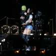 Pabllo Vittar carrega Madonna em ensaio de show