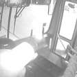 Suspeito por aterrorizar vítimas durante roubos, homem é preso; vídeo mostra ação contra ônibus