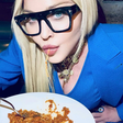 Equipe de Madonna pede 61 lanches e 30 porções de bata frita em rede carioca