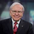 Warren Buffett sobe ao palco em reunião da Berkshire Hathaway