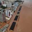 Com Guaíba em nível recorde, moradores de Porto Alegre resgatam vizinhos com barcos e jet skis