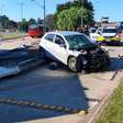 Motorista destrói carro após bater contra ônibus biarticulado no Parolin: 'Cruzamento bem perigoso'