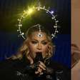 Madonna deixa hotel Copacabana Palace e acena para os fãs; assista
