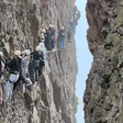 Turistas enfrentam 'congestionamento' e ficam presos em montanha na China; vídeo