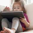 Uso de telas por crianças pequenas reduz a interação verbal com os pais