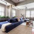 Como combinar cores, mantas e almofadas com um sofá azul