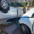 Carro capota após acidente em Curitiba e passageira fica ferida