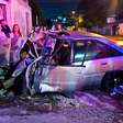 Motorista bate carro com tudo contra portão de casa e é socorrido em estado grave, em Curitiba
