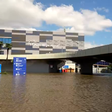 Aeroporto de Porto Alegre está com 2 metros de água e bichos mortos; veja