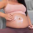 Como evitar manchas e estrias na gravidez? Dermatologista orienta
