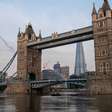 Paraquedistas fazem voo inédito em ponte de Londres