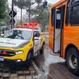 Mulher é atropelada por ônibus em cruzamento no Centro de Curitiba e escapa por pouco de acidente fatal