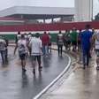 Torcedores do Fluminense protestam em frente ao CT