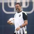Artur Jorge vai presentear família com camisas do Botafogo