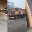 Com pneus carecas, caminhão que transportava madeira é apreendido no Paraná