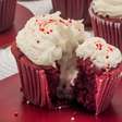 Cupcake Red Velvet que surpreende com massa vermelha e sabor único