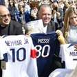 Enchentes no RS: Papa abençoa camisas autografadas de Messi, Neymar e Mbappé que vão a leilão