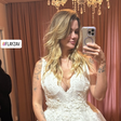 Ex-BBB Marcela prova vestidos de noiva para se casar com Luiza Martins