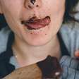 Por que as mulheres comem tanto chocolate? Pesquisa explica