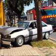 Homem sai de carro cambaleando após bater carro contra muro de hospital em Curitiba; vídeo