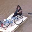 Globo flagra menino que transformou porta em canoa para resgatar bicicleta no RS