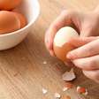 Truque para descascar ovo sem tirar partes da clara junto