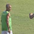 Romário se aquece ao lado do filho antes de jogo do América-RJ