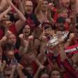 VÍDEO: Capitão do Bayer Leverkusen entrega taça da Bundesliga à torcida após confirmação do título