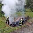 Motorista capota carro e morre carbonizado após incêndio, em Santa Catarina