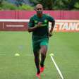 Marlon volta a treinar com bola no Fluminense e se aproxima do retorno