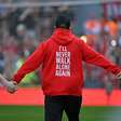 VÍDEO: Klopp acompanha último 'You'll Never Walk Alone' com a torcida do Liverpool