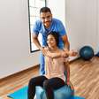 7 exercícios para quem sofre de desvios posturais