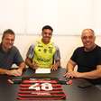 Flamengo anuncia renovação de contrato com o volante Igor Jesus e também o atacante Werton