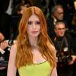 Cannes: Marina Ruy Barbosa usa look verde-elétrico da Gucci