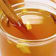 Aprenda a fazer quentão de mel junino em apenas meia hora
