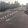 Trecho de rodovia desaba em Rio Grande do Sul por volume excessivo de água