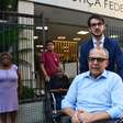 Sérgio Cabral presta depoimento fora da prisão pela primeira vez e aparece em cadeira de rodas