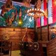 Taverna Medieval! Decoração típica e arco e flecha convidam as crianças a viajarem no tempo e se sentirem na Idade Média