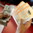 Como jogar na loteria americana, que pode pagar R$ 2,3 bilh玫es nesta sexta-feira?  